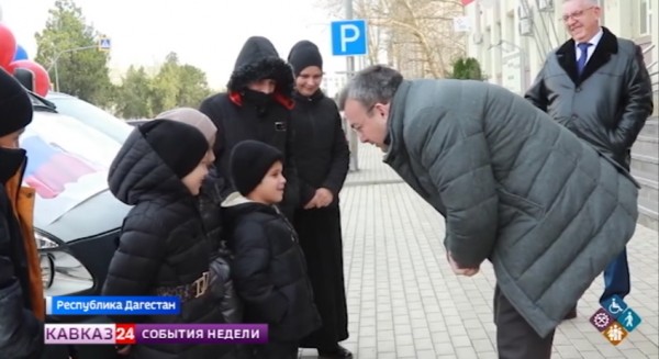 В Дагестане родителям 12 детей подарили микроавтобус