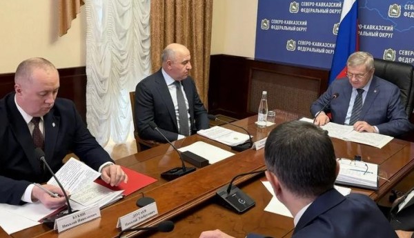 Совещание по вопросам безопасности и противодействия коррупции провел Юрий Чайка