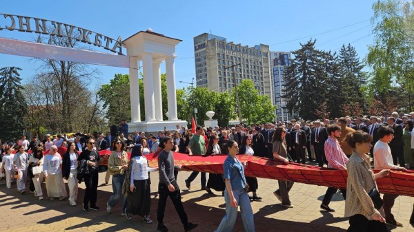 В Нальчике пронесли полотно с именами 25 тысяч фронтовиков