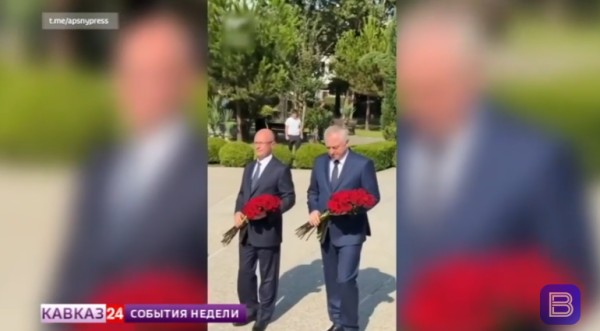 Сергей Кириенко возложил цветы к Мемориалу славы и памятнику миротворцам в Сухуме
