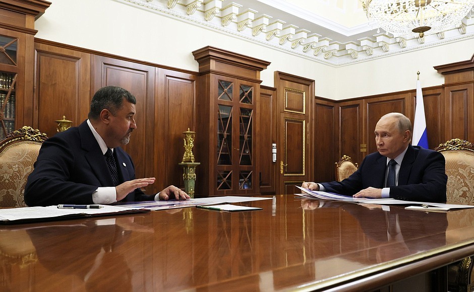 Владимир Путин принял с докладом в Кремле врио главы Дагестана Фёдора Щукина Владимир Путин принял с докладом в Кремле врио главы Дагестана Фёдора Щукина