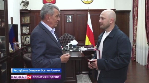 Мужчина, спасший мать и сына из тонущей машины, получил медаль "Во Славу Осетии"